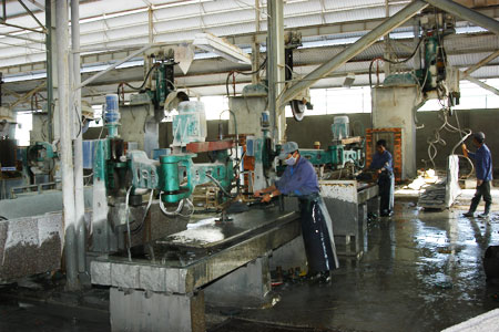 Dây chuyền sản xuất đá Granite của Công ty. Ảnh: Đinh Yến
